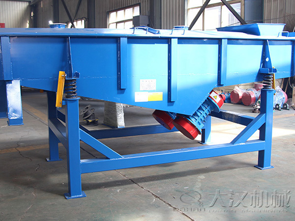 直線振動篩相對比旋振篩，體積較大，但其輸送量也相對比較大，該產品主要適用于一些粉狀，顆粒狀無水份的物料。